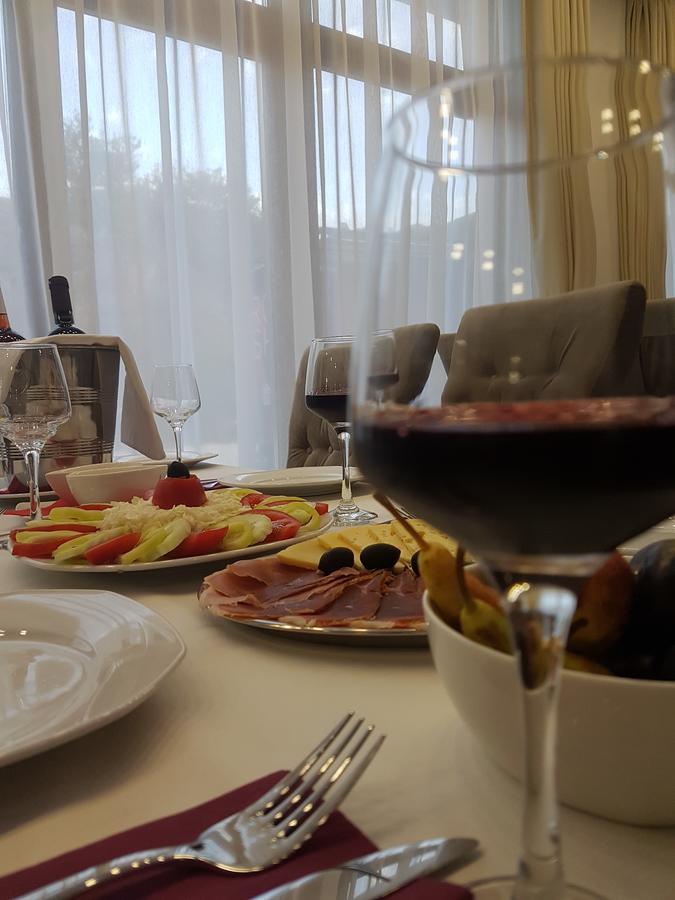 Apis Hotel Trebinje Eksteriør bilde